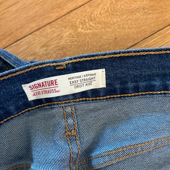 Levi’s straight leg with rips at knees - Picture 4 of 5